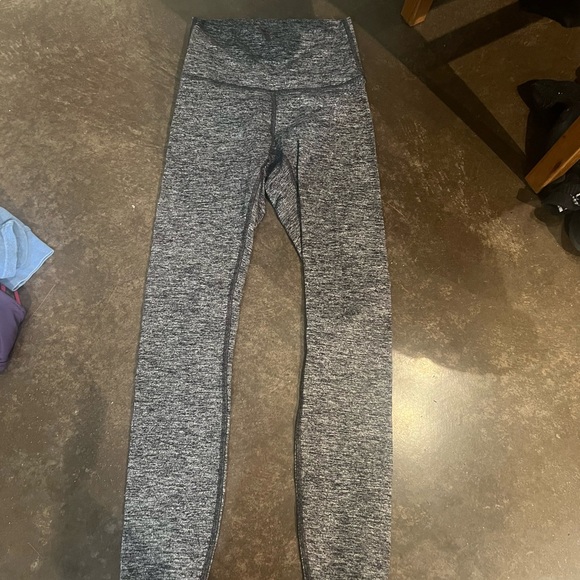 Size 2 Charcoal Gray Lululemon Leggings 25inch - Picture 3 of 3